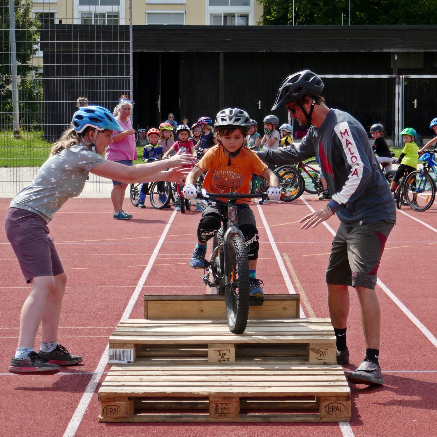 Hindernis Parcour mit Paletten. MTB Kinder Kurse für Anfänger in Kempten