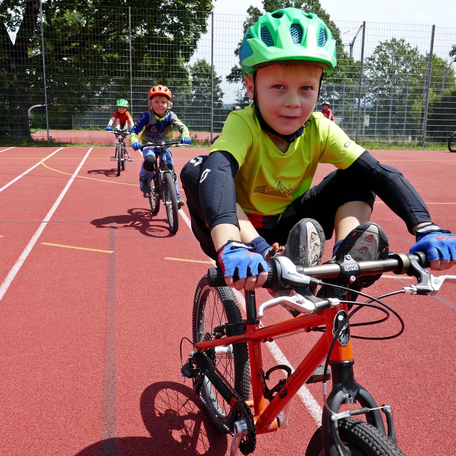 Erste no foot Tricks beim Level 1 MTB Kinderkurse Level 1