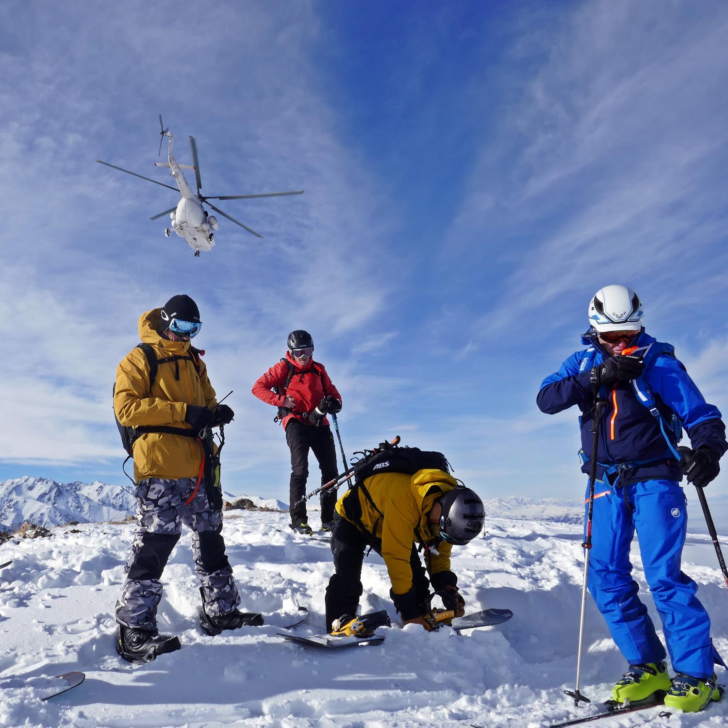 Wenn wir Glück haben ergibt sich ein Heliflug. Heliskiing in Kasachstan beim Freeride Camp in Almaty