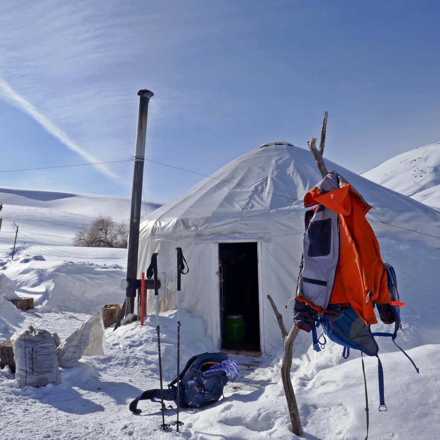 Die Kasachen lieben ihre Jurten. Jurtenleben in Kasachstan im Shambulak Skigebiet/ Almaty