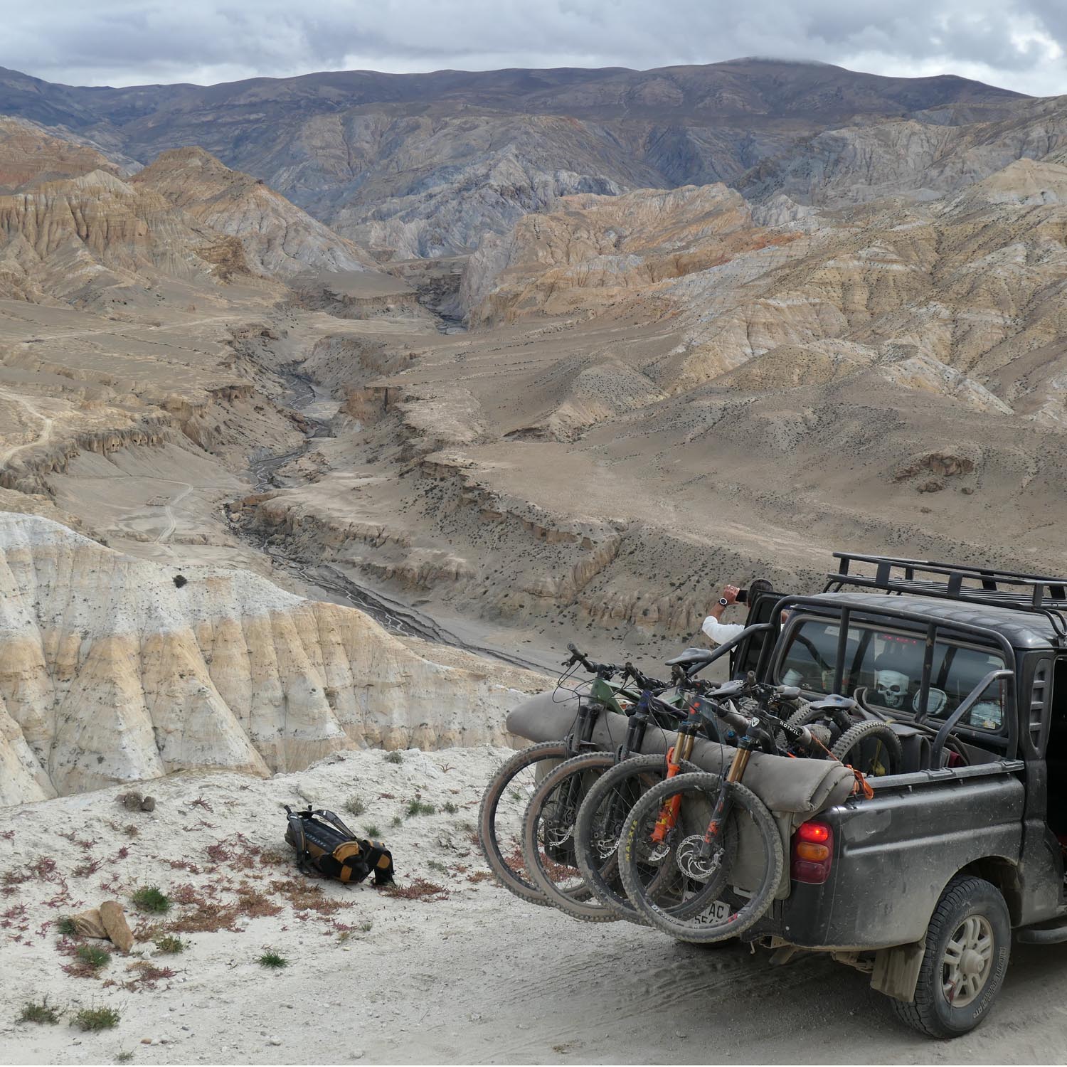 Grandiose Trails in Mustang im Himalaya mit Blick auf den Daulagiri.