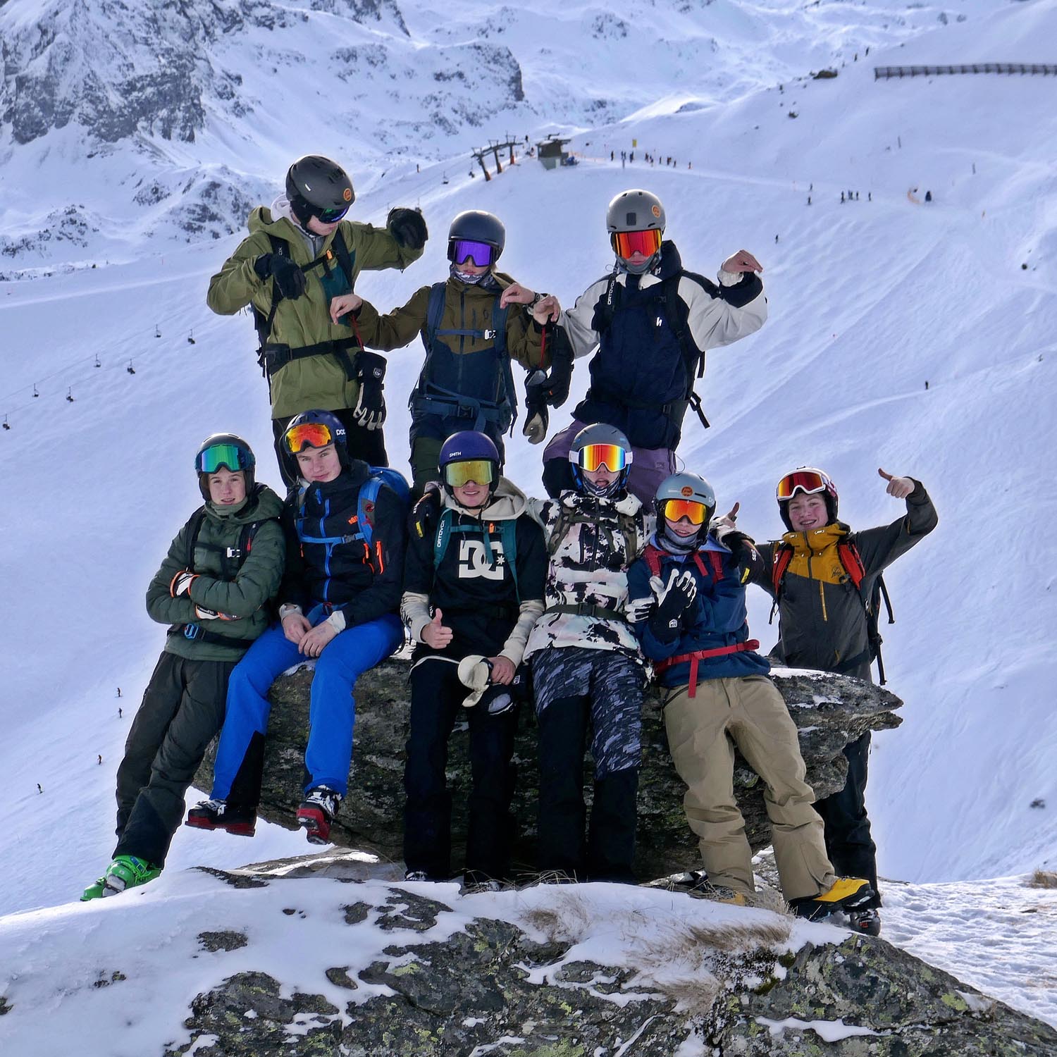 Good vibes with the crazy youngstars after climbing a little summit for a good powder run. Spaß und Action beim Völkl Youngstars Camp in Obertauern in den Weihnachtsferien.