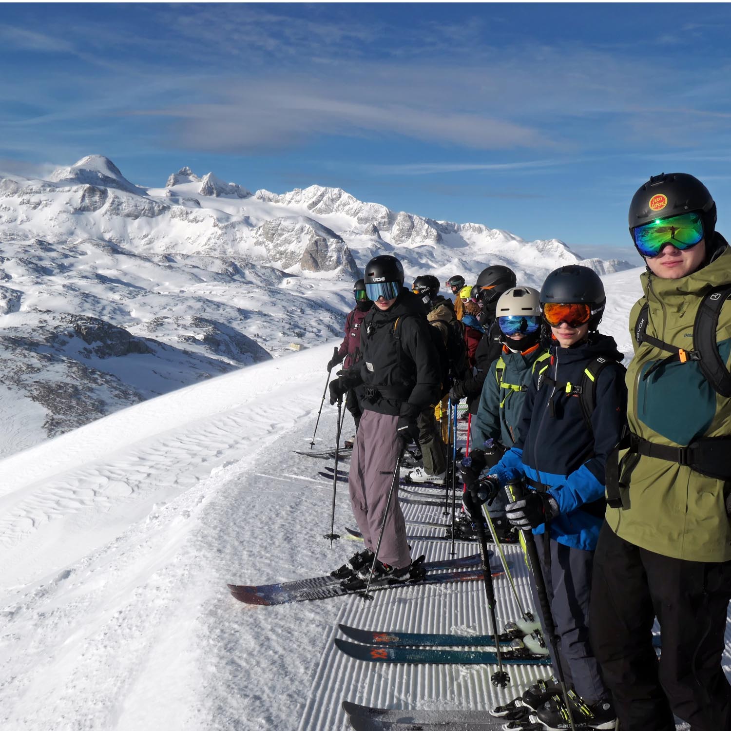 Jugend und Kinder Skifreizeit im Winter auf der Lodge am Krippenstein
