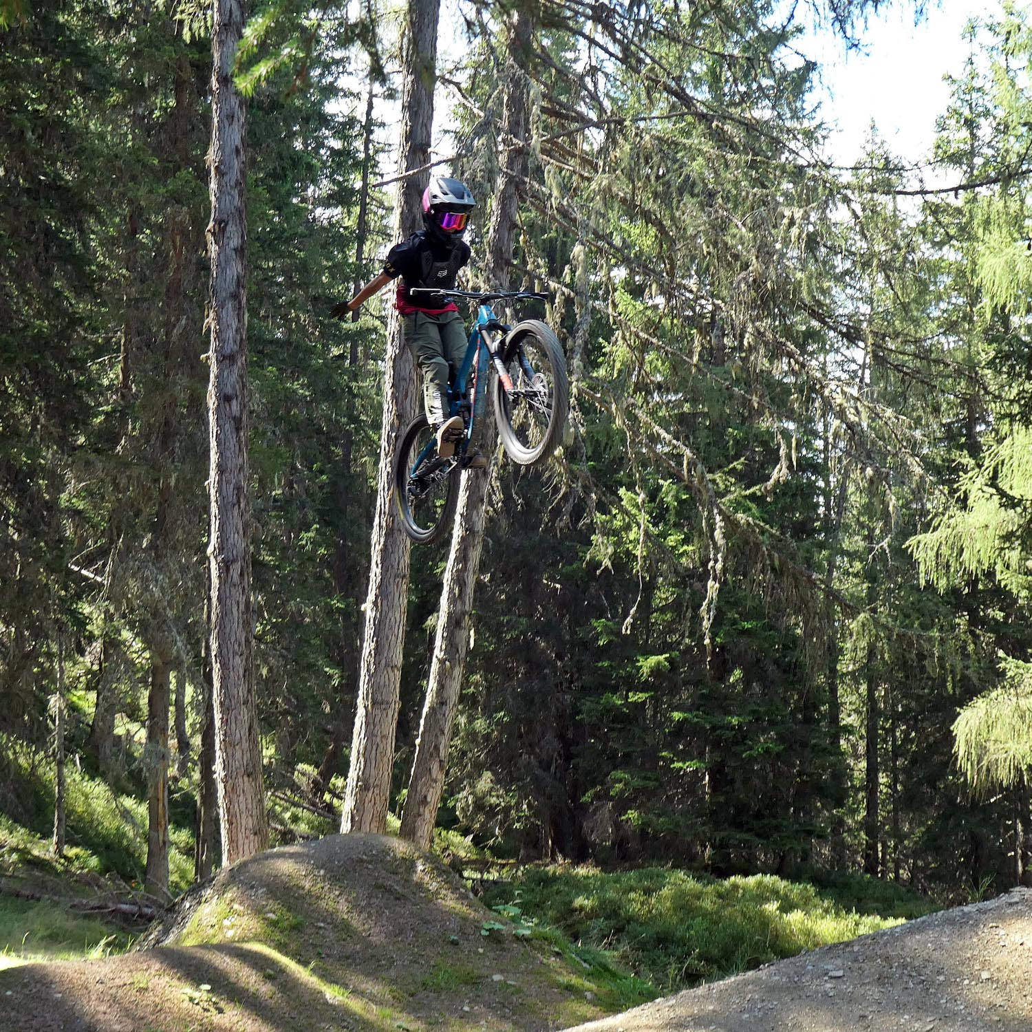 No Hander auf der der 99 Jumpline. Mountain Bike Jugendcamp in den Sommerferien in Österreich, Planai.
