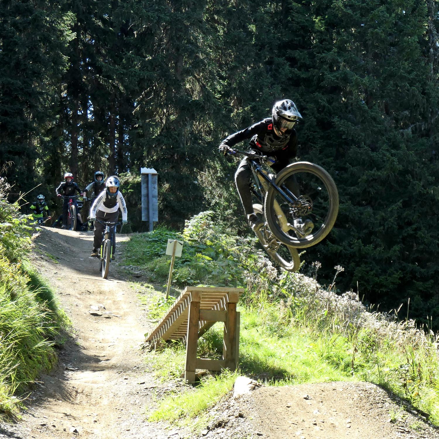 The kids sending the Rookie Downhill Jugend MTB Freizeit in den Sommerferien im Bikepark Schladming,