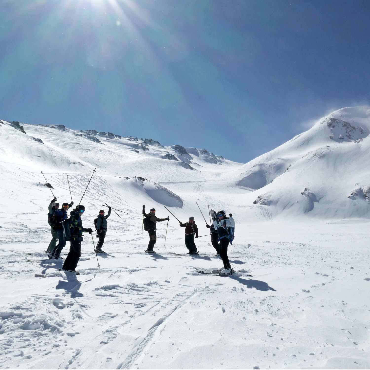 Blick zurück auf die Abfahrt vom Gipfel des Sarkonia, mit fast 2.800 m der höchste Gipfel der Region. Powderparadies Bakhmaro im Kaukasus in Georgien