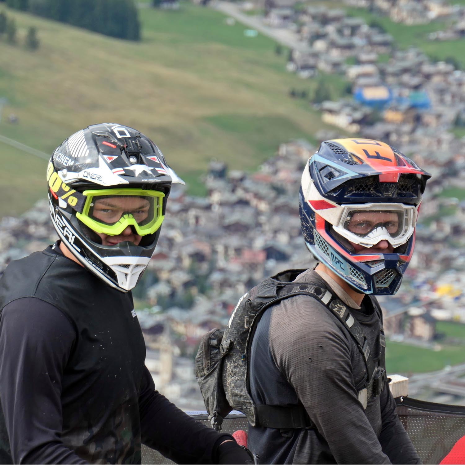 Luca und Niels im Bikepark Mottolino über den Dächern von Livigno Ausgebildete Coaches trainieren die Jugendlichen beim MTB Camp in Livigno/ Italien