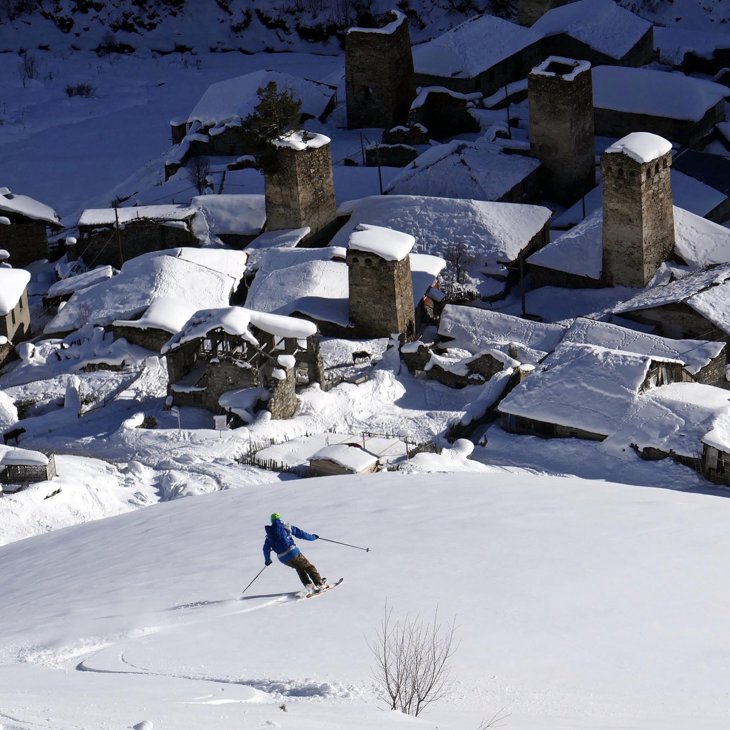 Abfahrt vom Skigebiet in Tetnuldi zu dem abgelegenen Dorf Adishi. Freeride Abfahrt in Georgien/ Swanetien.