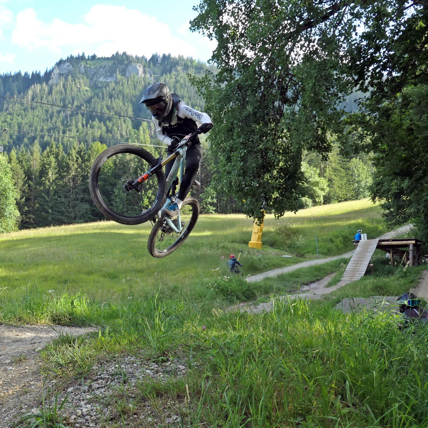 Jumpline im Bikepark Oberammergau MTB Kinderkurs auf der Jumpline im Bikepark Oberammergau