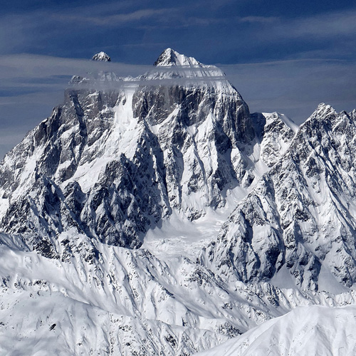 Das Panorama in Mestia wird von dem berühmten Doppelgipfel Ushba (4737 m) dominiert. Ushba Massiv in Georgien/ Swanetien.