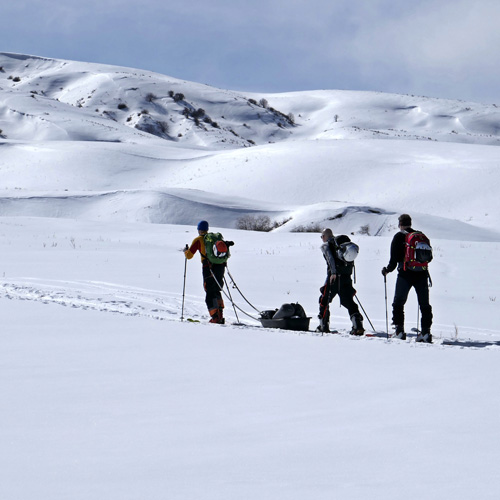 Aufstieg zu unserem Yurte Camp in den einsamen Vorbergen des Tien Shan Gebirges. Skitouren in Kasachstan mit Übernachtung in unserem Yurte Camp.