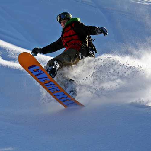Snowboarder und Skifahrer feiern gemeinsam den geilen Powder am Krippenstein. Snowboardcamp und Freizeit am Krippenstein in den Faschingsferien.