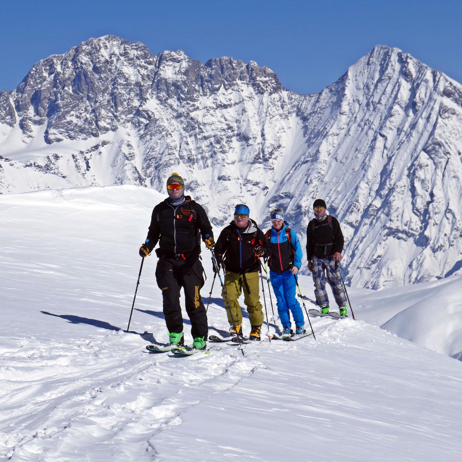Skitour von Usguli zum Gipfel des Gvibari (2943 m). Im Hintergrund der 5 tausender Shkhara an der Russischen Grenze. Skitouren in Swanetien im Tal von Ushguli (UNESCO-Welterbe).