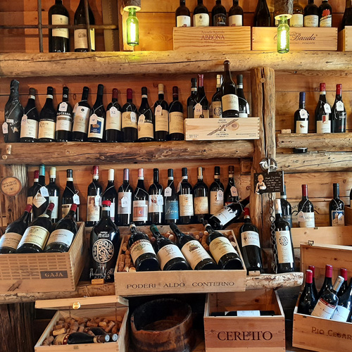 Der berühmte Weinkeller in der Cabana Sociale Unerzio im Valle Maira Lokale italienische Weine bei einer MTB Pause in den Südalpen